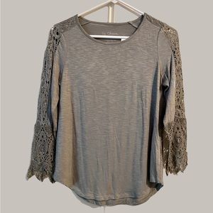 Chico’s Top With Lace Detail Sleeve, Size Petite 0